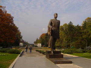 Statue of Charles DeGaulle