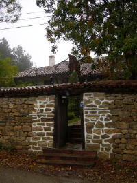 Arbanasi walled house